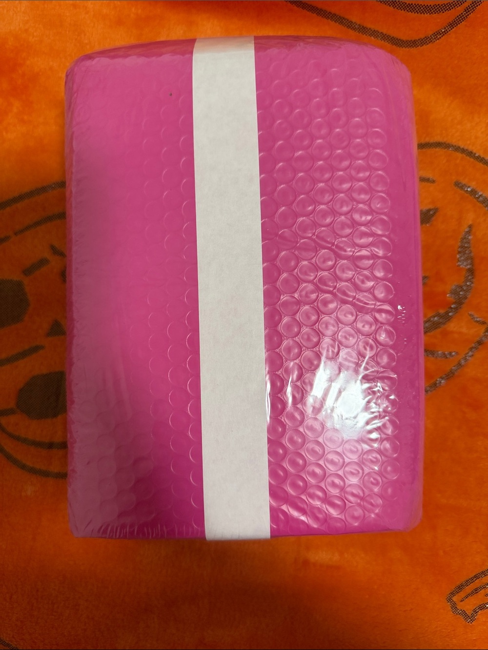 Yens Paquete de 25 sobres de burbujas de polietileno de color rosa intenso.